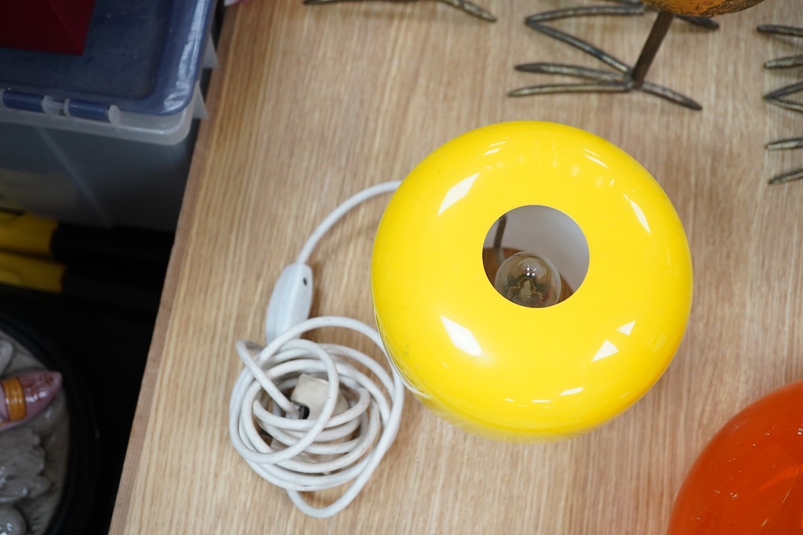 A 1970s yellow mushroom table lamp by Luigi Lassoni for Guzzini, 19cm